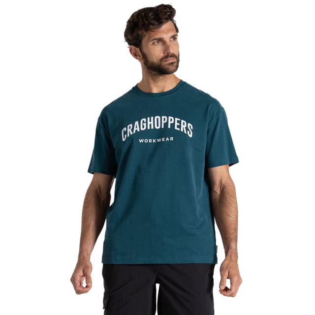 100% Organic Cotton. Design: Graphic Print, Logo, Text. Neckline: Crew Neck, Ribbed. Sleeve-Type: Short-Sleeved. Hem: Twin Needle Stitch. Anti-Odour, Chain Stitch, Contrast Neck Tape, Twin Needle Sleeves, Underarm Panel. 240gsm. Sustainability: Better Cotton Initiative, Ethical Trading Initiative, REACH, Sustainable Apparel Coalition. Sun Rating: UPF 50+.
