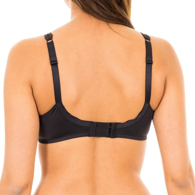 Beugelbeha,
 Cups zonder schuim.
 Cups met microtule franje detail aan de bovenkant.
 Elastische en verstelbare bandjes.
 Sluiting achteraan met haakjes in drie posities.
 Naden in toon zichtbaar.
 Samenstelling: 75% Polyamide, 25% Elastaan
 Onderhoud:
- Wassen op max. temperatuur. 40º.
 - Geen bleekmiddel gebruiken.
 - Niet in de droger.
 - Niet strijken.
 - Niet chemisch reinigen.