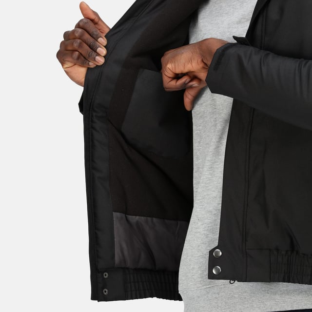 Materiaal: 100% polyester. Voering: Fleece. Stof: Hydrafort. Ontwerp: Eenvoudig. D-ring, Stormflap, Getapete naden. Manchet: Verstelbaar, Haak en Lusband. Halslijn: Hoog-Neck. Mouwtype: Met lange mouwen. Eigenschappen van de kap: Grown On Hood, Roll Away. Zakken: 1 binnenzak, 2 onderzakken, ritssluiting. Sluiting: D-ring, Rits. Waterdichte classificatie: 5000mm. Zoom: Elastisch. Denier: 300D.