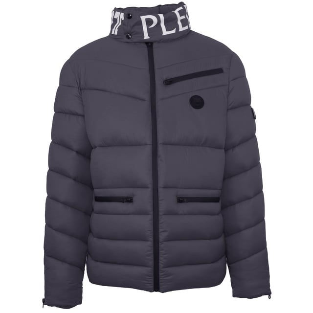 Plein Sport Gefütterte Bold Logo Grey Jacke. Bleiben Sie warm und stilvoll mit der Plein Sport Brand Logo Grey Jacket! Diese schlichte graue Jacke ist mit einem wattierten Futter und dem charakteristischen Plein Sport-Logo ausgestattet. Genießen Sie überlegene Wärme gepaart mit zeitloser Eleganz!. Reißverschlusstaschen vorne, 3 Reißverschlusstaschen auf der Brust, zentraler Reißverschluss. Mantel, Füllung: 100% Polyamid, Futter: 100% Polyester. Gepolsterte Jacke, Reißverschluss. Stil: UPPS03S 98
