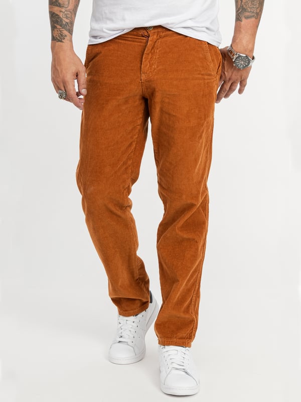 Wenn Sie nach stylischen Beinkleidern suchen, dann sind Sie bei Rock Creek an der richtigen Adresse. Die Marke bietet eine Vielzahl an modischen Hosen für Damen und Herren. Wählen Sie zwischen lässigen, eleganten und extravaganten Modellen und finden Sie die ideale Hose für Ihren Stil. Die verschiedenen Modelle begeistern mit einer hohen Materialqualität, einer hervorragenden Verarbeitung und einem angenehmen Tragegefühl. Außerdem präsentieren sie sich mit trendstarken Designs. Mit dem Modell RC-2156 bieten wir Ihnen, eine Cordhose mit einem robusten Stoff die zugleich weich, gemütlich und trotzdem edel aussieht an.