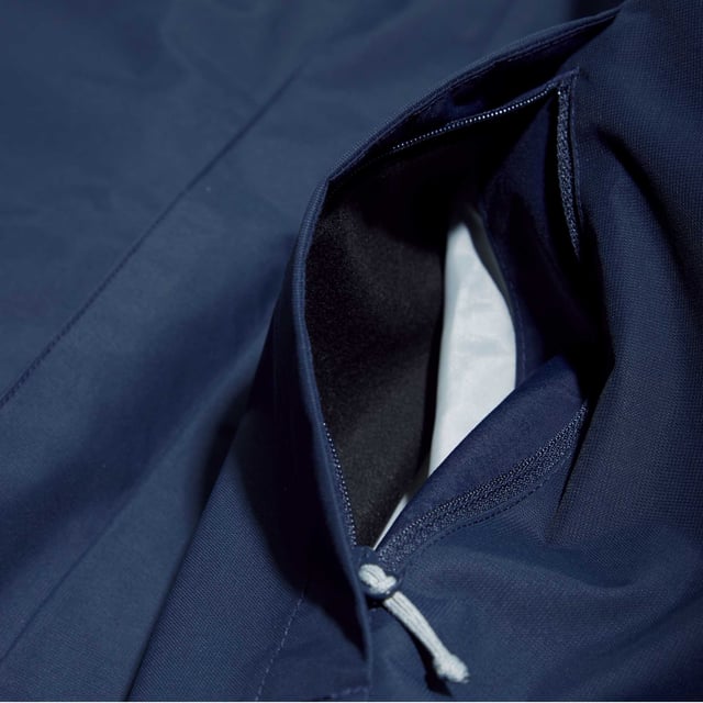 De Berghaus Heren RG Alpha 2.0 Waterdichte Jas zorgt ervoor dat je met gemak nat weer de baas kunt, dankzij het Hydroshell-waterdichte materiaal. Deze jas is volledig ademend en waterdicht, zodat je koel blijft. De rits aan de voorkant is bedekt voor extra waterdichte bescherming. Een verstelbare capuchon biedt verbeterde bescherming tegen nat weer en kan netjes worden opgerold wanneer hij niet in gebruik is. Twee handwarm pockets voor het opbergen van je bezittingen. Berghaus-logo op de linkerborst.