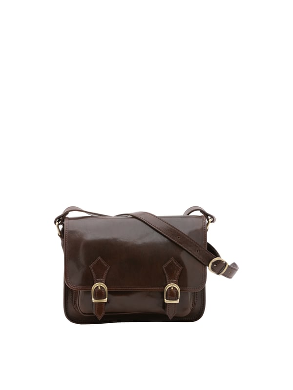 Bolso bandolera para mujer. El cierre es con imán. Los bolsillos internos son uno con cremallera y otro abierto. Los bolsillos externos son uno frontal con cremallera y otro trasero con cremallera. La bandolera es ajustable en piel. Falta el mango. Hay dos compartimentos internos. El material exterior es auténtica piel de vacuno. Internamente está forrado en algodón. Medidas: 27,5x22x12 cm. Hecho en Italia