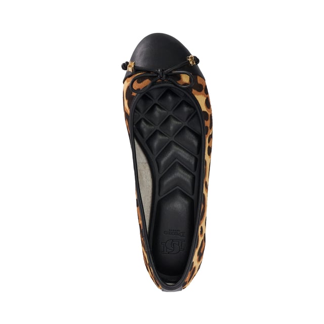 Dune Ladies Wf Hallo - Wide Fit Charm-Detail Ballet Shoes Classic ballet flats like our wide-fit Hallo style are a Dune London signature. This round-toed silhouette culminates in a chic quilted footbed and bow detailing that is enhanced with or bespoke branding charm. Finished with a toe top, this versatile style pairs perfectly with everything in your everyday wardrobe.