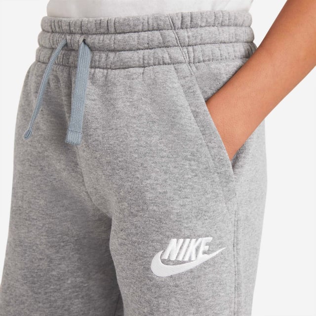 Color: Gris Cintura: Regular Detalles: Logo Nike en el lateral Cierre: Cordones Largo: Regular Ajuste: Slim Uso: Deportes y tiempo libre