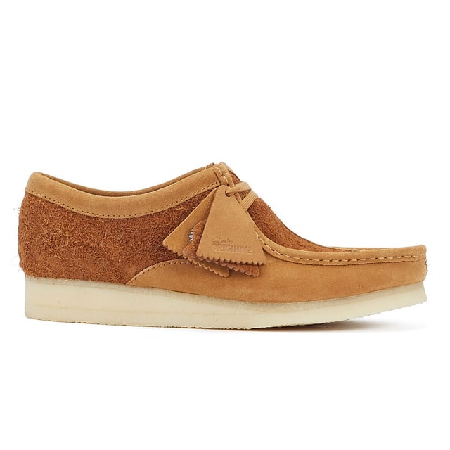 Introducing buttery tan suede uppers paired with a natural rubber crepe sole, finished elegantly with three Clarks Originals fobs.