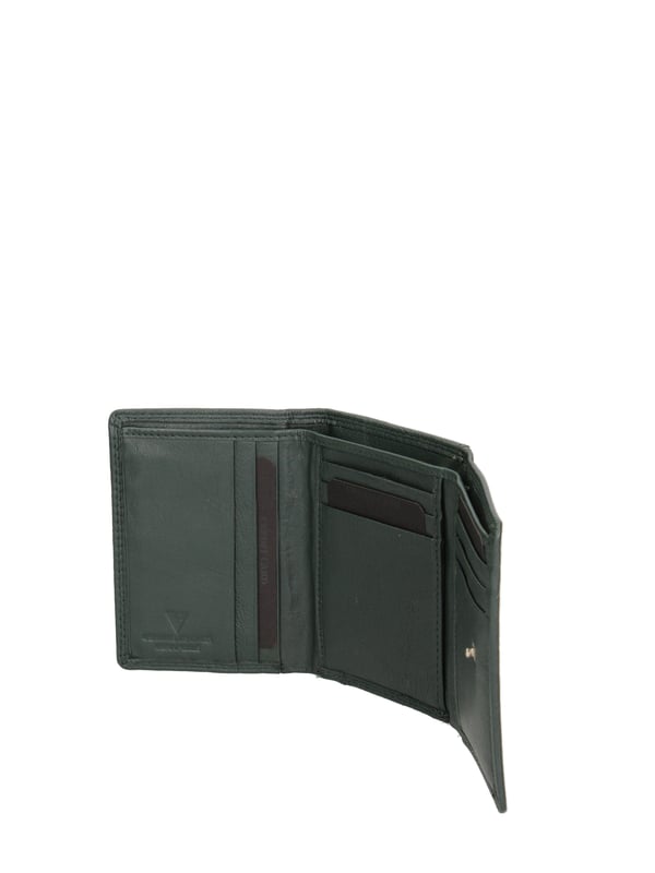 Cartera de hombre. El cierre es con botón de presión. Los bolsillos internos son tarjeteros y porta billetes. Los bolsillos externos son uno en la espalda con cremallera. Falta la correa para el hombro. Falta el mango. Hay un compartimento interno. El material exterior es 100% Piel Auténtica. Internamente está forrado en piel auténtica. Medidas: 11,5x9x2 cm. Producto de moda