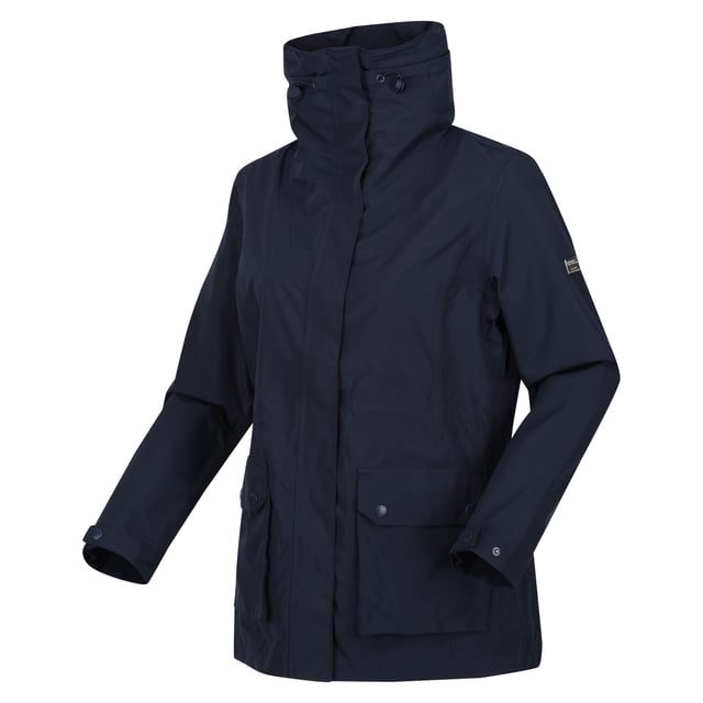 Material: 100% polyester. Foder: Tryckt, Taffeta. Design: Logotyp, enfärgad. Tygteknik: Andningsbart, DWR-finish, Isotex 5000, lätt, vattentätt, vindtätt. Ventilation baktill, skiktad, tejpade sömmar. Halsringning: Trattringad hals, huva. Ärmtyp: Långärmad. Manschett: Snäppknäppning. Funktioner på huva: Hopfällbar, reglage för justering. Fickor: Invändiga, 2 nedre fickor, lockstängning, knäppning, säker ficka med dragkedja, 2 handvärmarfickor. Fästanordning: Hel dragkedja. 5000g/m²,/24 timmar. Nedtill: Justerbar, dragsko. Hållbarhet: Tillverkad av återvunnet material.
