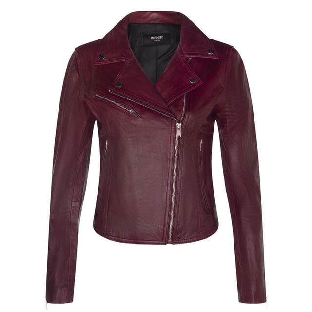 Erweitern Sie Ihren Stil mit unserer zeitlosen, meistverkauften Jacke, die für ihr minimalistisches Design bekannt ist, das nie aus der Mode kommt. Deshalb ist sie ein Muss:  
 Kultiger Minimalismus: Die anhaltende Beliebtheit dieser Jacke beruht auf ihrer dezenten Eleganz. Die Vorderseite verfügt nur über drei dezente Taschen, die jeweils mit handpolierten Metallreißverschlüssen verziert sind und einen mühelos stilvollen und minimalistischen Look schaffen. 
 Klassischer Brando-Stil: In Anlehnung an die ikonische Marlon-Brando-Jacke aus den 1950er-Jahren zeichnet es sich durch ein zweireihiges Design mit breitem, fallendem Revers und einem dezentrierten YKK-Reißverschluss aus und ist eine Hommage an die zeitlose Modeikone. 
 Farbvielfalt: Wählen Sie aus einer Reihe von Farbvarianten, die Ihren Vorlieben entsprechen, egal ob Sie sich für kräftige Farbtöne wie Gelb, Rot und Grün oder klassische Farbtöne wie Schwarz, Braun und Kastanie entscheiden . 
 Premium-Material: Diese Jacke ist aus 100 % hochwertigem, ultraweichem Nappaleder gefertigt und bietet sowohl Luxus als auch Komfort. 
 Maßgeschneiderte Passform: Entworfen mit einer schmalen Passform und einer kürzeren Länge, passt es sich Ihrer Körperform an und sorgt für eine moderne und schmeichelhafte Silhouette.  Ausgestattet mit drei Außentaschen mit Reißverschluss und Reißverschlussbündchen kombiniert diese Jacke Funktionalität mit langlebigem Stil und ist damit eine vielseitige Ergänzung Ihrer Garderobe.