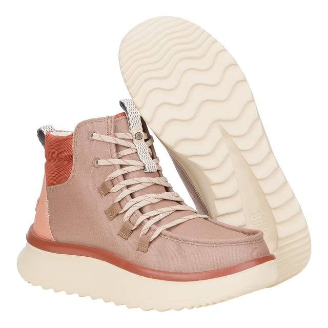 We have a high opinion of the Wendy Apres Coated Twill. Raise the style bar this season with a coated twill upper, suede heel and padded nylon collar. Fleece lining and an elevated platform height are giving total cushy comfort.