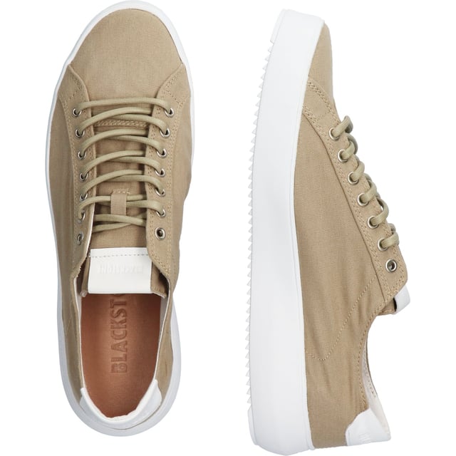 The Blackstone Morgan low is an unlined minimalist sneaker made of supple canvas. The combination of the soft material, supple sole and cotton laces makes it the perfect shoe for any occasion.