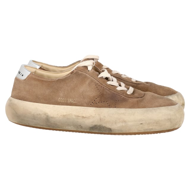 VINTAGE, RRP WIE NEU  
Die Golden Goose Space Star Sneaker aus braunem Wildleder sind der Inbegriff von mühelosem Coolness mit einem Hauch von urbanem Luxus. Hergestellt aus reichhaltigem, geschmeidigem Wildleder, präsentieren sich diese Sneaker in einem abgenutzten, vintage-inspirierten Look, der ihnen einen einzigartigen Charme verleiht. Der kontrastierende metallische Stern an der Seite setzt ein mutiges, markantes Detail, während die gepolsterte Sohle für Komfort bei jedem Schritt sorgt. Mit ihrem entspannten und gleichzeitig stilvollen Design kombinieren diese Sneaker mühelos High Fashion mit Streetwear-Flair und sind die perfekte Ergänzung für jede lässige Garderobe. Erhebe dein Sneaker-Spiel mit dem unverwechselbaren Charme und der hochwertigen Handwerkskunst von Golden Goose.  

Golden Goose Space Star Sneaker aus braunem Wildleder  

Zustand: Sehr gut  
Abnutzungserscheinungen: Geringe Abnutzungserscheinungen  
Verpackung: Box, Staubbeutel  
Farbe: Braun  
Material: Wildleder | Wildleder  
Größe: EU | 43/UK9/US10  
Maße: Absatzhöhe: 50; Einlegesohlenlänge: 340  
SKU: MRPPUGBSH446559M