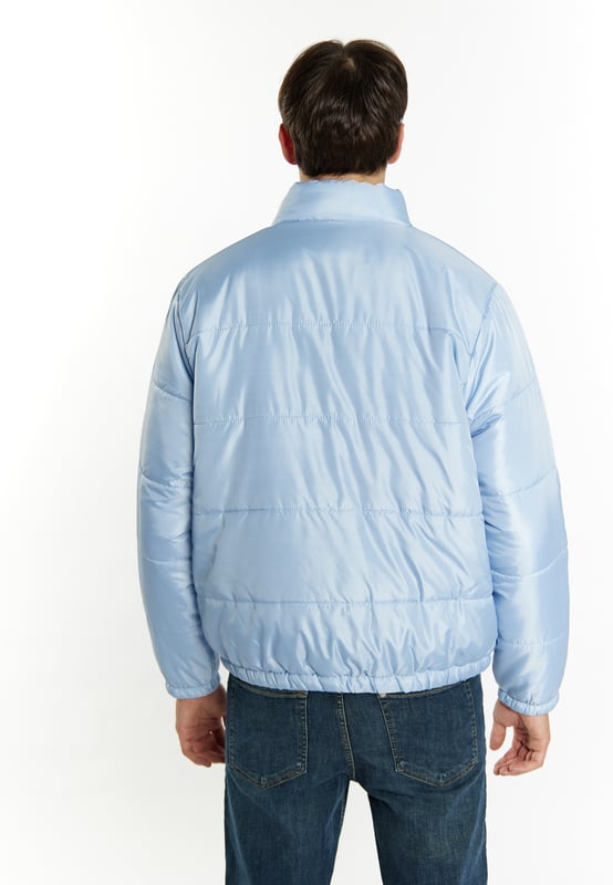 Licht, gewatteerd en met een zachte glans presenteert Mo dit gewatteerde blousonjack voor het komende herfst-winterseizoen. De hoge opstaande kraag biedt bescherming, evenals de verborgen ritssluiting met drukknoopsluiting. De elastische manchetten zorgen voor een ideale pasvorm en zorgen voor de finishing touch.  Jas