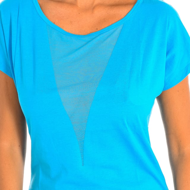 Camiseta Con Mangas Zumba. 
Color Azul
Clásica y versátil con un calce fácil. 
Cuello redondo, con detalle de transparencia en el frontal. 
Gráfico en la espalda con motivos de la marca.
El tejido suave y elástico proporciona un ajuste cómodo y favorecedor.
Costuras vistas a tono.

Composición:  50% Poliéster, 50% Algodón.

-Utilizar lavadora a temperatura máxima 30º .
-Utilizar secadora.
-Se puede utilizar Lejía.
-Planchar a temperatura máxima 110º.