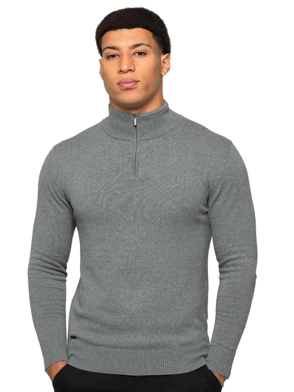Das Enzo Milano Herren Strick-Halbreißverschluss-Sweatshirt verfügt über ein stylisches Design mit Trichterkragen, das klassische Strickmode mit einem modernen Touch verbindet. Hergestellt aus weichem, hochwertigem Strickstoff, bietet dieses Sweatshirt sowohl Komfort als auch Wärme. Der Halbreißverschluss ermöglicht eine verstellbare Belüftung und ein einfaches An- und Ausziehen, während der Trichterkragen zusätzliche Abdeckung und eine elegante, moderne Silhouette verleiht. Gerippte Bündchen und Saum sorgen für eine eng anliegende Passform, die den raffinierten Look ergänzt. Eine kleine Enzo Milano Logo-Plakette befindet sich in der Nähe des Saums. Dieses Strickstück vereint mühelos Stil und Praktikabilität und eignet sich perfekt für legere oder semi-formelle Anlässe.