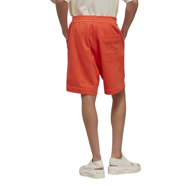 inchDe minimalistische bouw van de Y-3 Organic Cotton Shorts creëert een functionele basis voor dagelijks gebruik. Deze shorts zijn gemaakt van natuurlijke en hernieuwbare materialen als onderdeel van onze reis om eindige bronnen uit te bannen en plastic afval te helpen beëindigen. inch- Trekkoord op elastische taille.- Zijzakken.- Losse pasvorm.- 100% organisch katoen French terry.- Ref.: IB4794