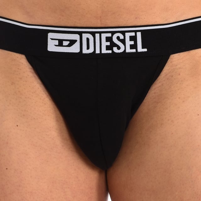 Pack-3 Jockstrap Diesel.
 Breiter Gummibund.
 Bestickung mit dem Markennamen.
 Vorderseite mit konturierter Tasche.
 Elastische Riemen auf der Rückseite.
 Atmungsaktiver Stoff.
 Nähte in Ton gehalten.
 Zusammensetzung: 95% Baumwolle, 5% Elasthan
 Pflege:
Bei maximaler Temperatur von 30º waschen.
 Bei niedriger Temperatur bügeln.
 Kein Bleichmittel verwenden.
 Keinen Trockner verwenden.
 Nicht chemisch reinigen.