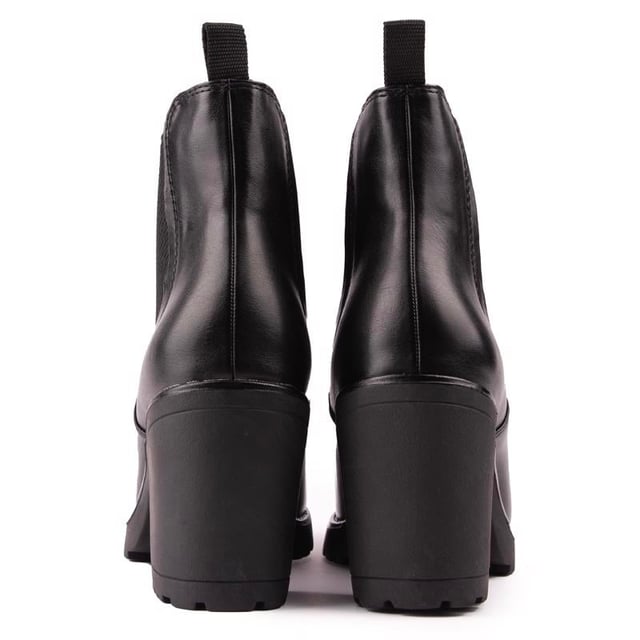 Deze Marco Tozzi-laars is een Chelsea-laars met hak. die tijdloze styling combineert met boeiende, strakke details. De elastische inzetstukken zorgen voor gemakkelijk aan- en uittrekken en de hak van 8 cm voegt stijl en verfijning toe. Deze hoge laarzen combineren comfort met mode. waarmee u een duidelijk statement maakt van stijl en persoonlijkheid.