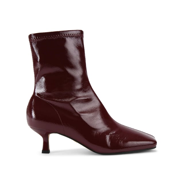 This Tact ankle boot features a patent red upper. The toe is squared with a soft ankle for comfort. Heel height: 5.5cm.