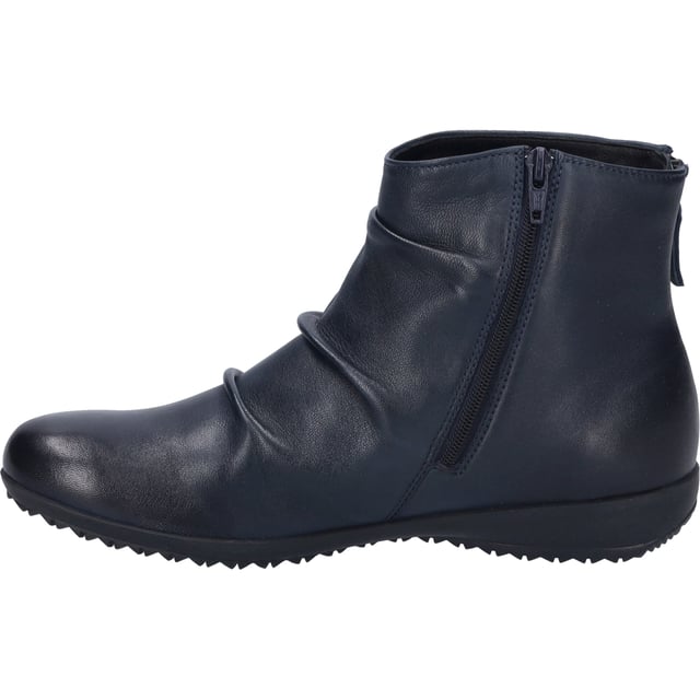 Entdecke die Eleganz und den unvergleichlichen Tragegenuss mit dem Naly 61 von JOSEF SEIBEL, einer Stiefelette, die speziell für Damen konzipiert wurde. In der Farbe Ocean gehalten, verkörpert dieses Schuhwerk die Tiefe des Meeres und bringt eine frische Brise in jede Garderobe. Gefertigt aus hochwertigem Nappa-Schafsleder, bietet der Naly 61 eine exquisite Haptik und Langlebigkeit. Dieses Paar Schuhe zeichnet sich durch sein warm gefüttertes Textilinnenfutter aus, das selbst an kältesten Wintertagen für wohlige Wärme sorgt. Die Sohle aus TR-Material garantiert nicht nur gute Rutschfestigkeit und eine beachtliche Haltbarkeit, sondern ist auch leichter als traditionelle Gummisohlen, was den Komfort bei jedem Schritt erhöht. Ein weiteres Highlight ist der praktische Reißverschluss, der ein müheloses An- und Ausziehen ermöglicht. Durch die AGO-Fertigungsart, eine moderne und formbeständige Produktionsmethode, wird das Oberteil des Leders mit der Unterseite der Innensohle verklebt und anschließend die Laufsohle aufgeklebt. Diese innovative Machart trägt zur Leichtigkeit und zur perfekten Passform bei. Der Naly 61 ist mehr als nur ein Schuh; er ist eine Hommage an modernen Komfort und Funktionalität, gestaltet für den alltäglichen Gebrauch im Freien. Ob bei Spaziergängen durch die Stadt oder entspannten Nachmittagen im Café, dieser Schuh ist der perfekte Begleiter für diverse Freizeitaktivitäten. JOSEF SEIBEL steht für Tradition und Qualität, fernab von der kurzlebigen Fast Fashion, und legt Wert auf nachhaltige Produktion und die Verwendung hochwertiger Materialien. Der Naly 61 ist somit eine Investition in langanhaltende Bequemlichkeit und elegantes Design, die jede Frau begeistern wird.