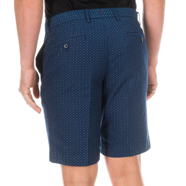 Bermudas tejanas.
Color Azul oscuro.
Cierre de botones y cremallera.
Dos bolsillos abiertos en los laterales.
Dos bolsillos con cierre de botón, en la parte trasera.
Cinturilla con trabilla para el cinturón.
Bajos con corte recto.
Costuras vistas a tono.

Composición:  100% Algodón.

Lavar a máx. 30ºC.
- No usar lejía.
- Planchar a temperatura baja.
- Admite limpieza en seco.
- No usar secadora.
