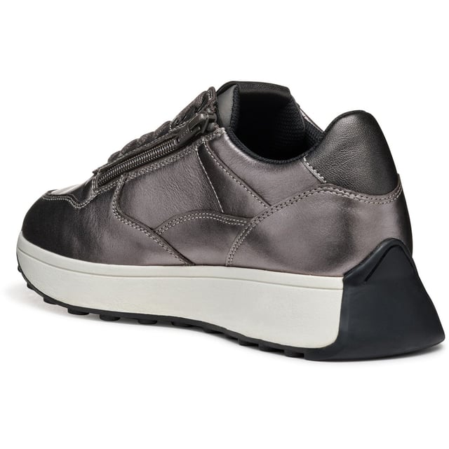 Amabel ist ein Low-Cut-Sneaker im Retro-Laufschuh-Stil mit viel modernem Charme. Gefertigt aus Metallic-Leder und einem perlglänzenden Material mit Ledereffekt, ist er ideal, um sportlich-schicken Charme in den Alltag zu bringen.
