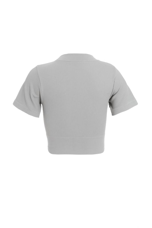 - Plain design - Round neckline - Short sleeve - Cropped style - Model height: 5' 8" - Model wears size s