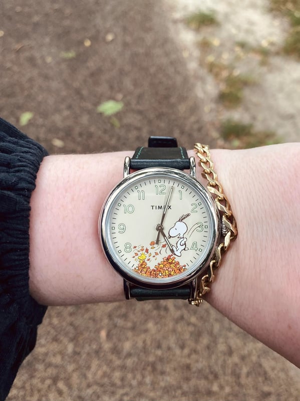 This Timex Standard X Peanuts Fall Analogue Watch for Unisex is the perfect timepiece to wear or to gift. It's Silver 40 mm Round case combined with the comfortable Brown Leather watch band will ensure you enjoy this stunning timepiece without any compromise. Operated by a high quality Quartz movement and water resistant to 5 bars, your watch will keep ticking. This fashionable and classic watch matches any outfit at any occasion,it adds style to your life -The Analogue watch has a function: Luminous Hands High quality 20 cm length and 19 mm width Brown Leather strap with a Buckle Case diameter: 40 mm,case thickness: 9 mm, case colour: Silver and dial colour: Beige