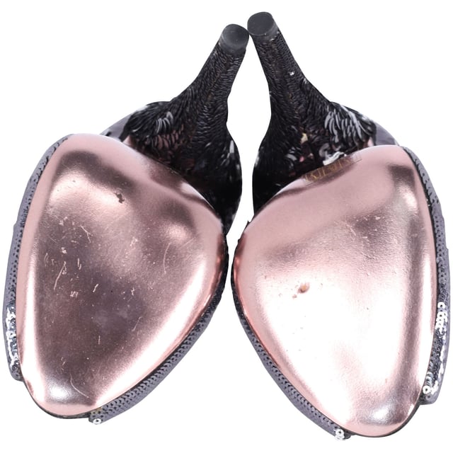 VINTAGE, UVP WIE NEU  
Keine Schuhkollektion ist vollständig ohne ein Paar strahlende Pumps. Diese Miu Miu Schönheiten sind mit Pailletten bedeckt und im Peep-Toe-Stil mit 12 cm hohen Absätzen gestaltet. Die Pumps verfügen außerdem über bequeme Einlagen und robuste Sohlen.  

Miu Miu Pailletten Peep Toe Pumps in lila Acryl  
Farbe: lila  
Größe: EU38  
Material: Acryl  
Zustand: ausgezeichnet  
Tragespuren: Keine  
SKU: 157623