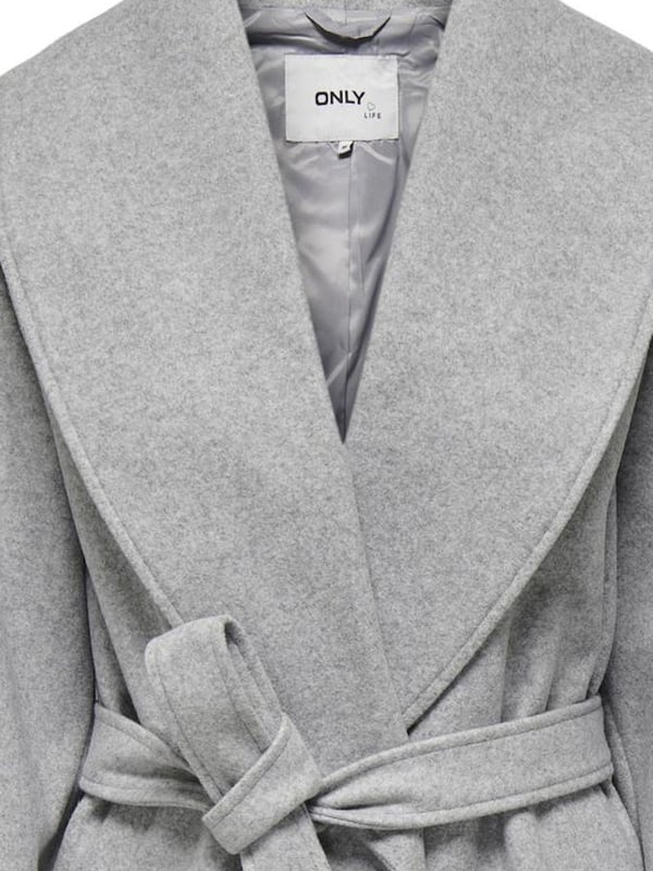 Der Only Damen-Kurzmantel ist die perfekte Verbindung aus müheloser Eleganz und modernem Design. Dieser offen getragene Mantel mit breitem Reverskragen setzt ein stilvolles Statement, das jedes Outfit aufwertet. Der Taillengürtel unterstreicht deine Figur und verleiht dem Kurzmantel eine feminine Silhouette, während der regular Fit für einen angenehmen Tragekomfort sorgt.  Seitliche Eingrifftaschen bieten nicht nur Funktionalität, sondern runden den Look lässig ab. Hergestellt aus hochwertigen Materialien, umhüllt dich dieser Mantel mit einer Mischung aus Komfort und Raffinesse - ideal für elegante Auftritte an kühlen Tagen.