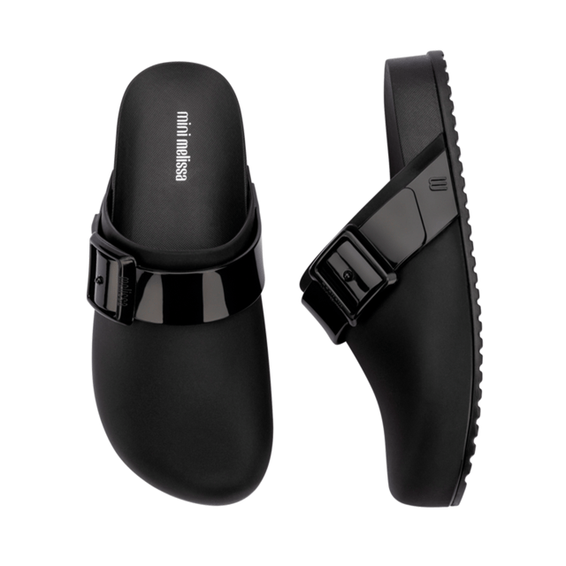 Melissa's family of comfortable and anatomical products continues to grow and of course, the minis' little feet couldn't be left out. The Mini Melissa Cozy Clog, in addition to being one of the biggest trends, also has a DNA that offers a lot of comfort for your mini's moments of extraordinary adventures.