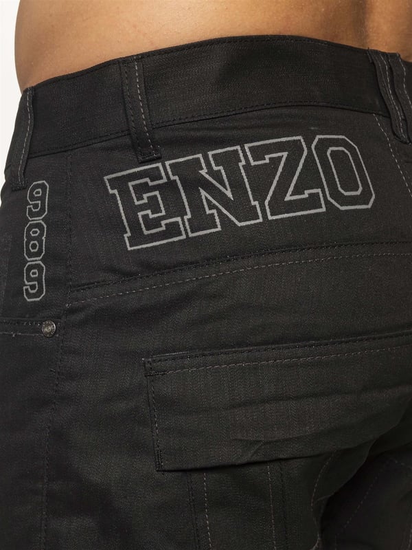 Mit dieser bequemen dunkelblauen 7-Pocket-Combat-Jeans kehren Sie zu Ihren Wurzeln zurück. Sie verfügt über eine Cinch-Schnalle auf der Rückseite und einen Kordelzug am unteren Beinende für eine individuelle Passform. Mit gedrucktem Branding auf der Vorder- und Rückseite, dezentem Distressed-Detail und Knopfverschluss für eine bequeme Passform.