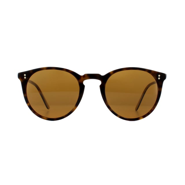Las gafas de sol Oliver Peoples O'Malley 5183S 166653 Horn Brown están inspiradas en la montura clásica que llevaba el antiguo propietario de La Dodgers. Esta forma icónica es uno de los diseños más reconocibles de Oliver Peoples, con lentes redondas distintivas, placas grabadas a mano y un puente en forma de ojo de cerradura. Las elegantes patillas mantienen el logotipo de Oliver Peoples en las puntas. Cada par individual se fabrica totalmente a mano, lo que da como resultado patrones únicos formados para cada montura.