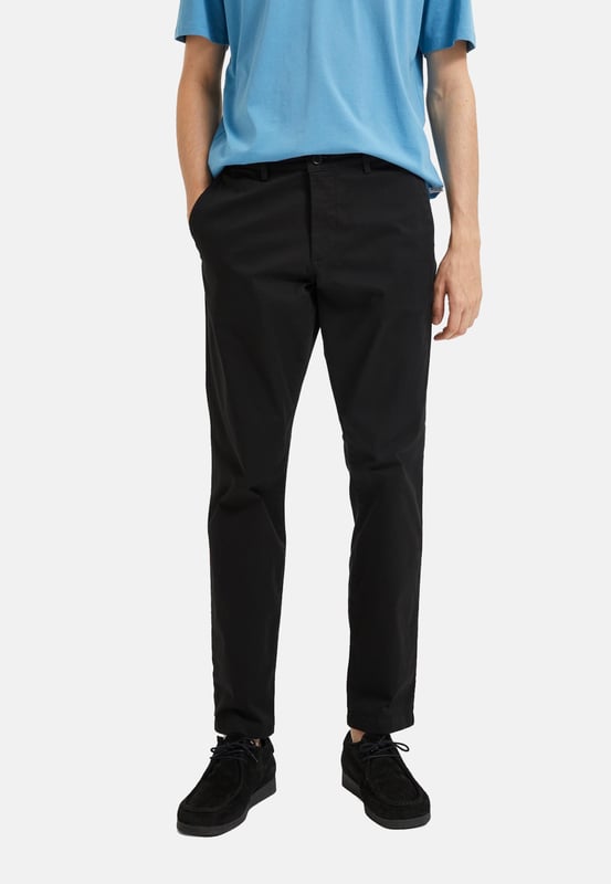 Tauchen Sie ein mit der Herren-Chinohose von Selected Homme. Mit ihrer schlanken Passform und dem schlanken Schnitt an den Oberschenkeln verleiht sie jedem Outfit eine moderne Eleganz. Die Paspeltaschen mit Knopf am Gesäß verleihen der Hose einen Hauch von Raffinesse und Funktionalität. Genießen Sie den ganztägigen Tragekomfort dank der hochwertigen Materialien und der sorgfältigen Verarbeitung. Die seitlichen Eingriffstaschen bieten praktische Aufbewahrungsmöglichkeiten für kleine Gegenstände. Der Reißverschluss und der Knopfverschluss sorgen für einen sicheren Sitz und ein einfaches An- und Ausziehen. Diese Chinohose ist perfekt für Männer, die einen anspruchsvollen Look mit einem Hauch von Lässigkeit suchen. Die Knöchellänge verleiht dem Style einen modernen Touch und ermöglicht es Ihnen, Ihre Lieblingsschuhe zu präsentieren. Die Gürtelschlaufen bieten die Möglichkeit, Ihren persönlichen Stil mit einem Gürtel Ihrer Wahl zu unterstreichen. Von lässigen Wochenendausflügen bis hin zu formellen Anlässen - diese Hose ist vielseitig einsetzbar und passt zu fast jedem Anlass. Erleben Sie den zeitlosen Stil und die Qualität von Selected Homme, die Ihren Look auf ein neues Level heben werden. Gönnen Sie sich den Luxus von Komfort und Stil - mit dieser Chinohose sind Sie immer perfekt gekleidet.