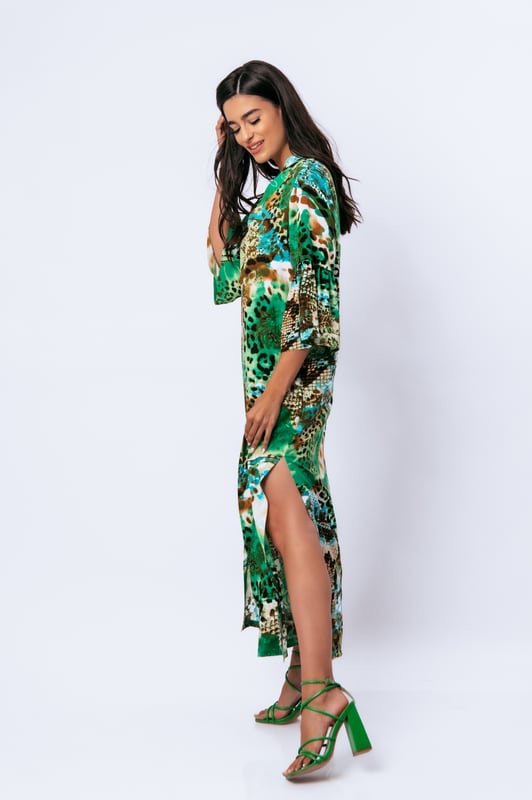 Deze kaftanachtige zomerjurk met dierenprint is gemaakt van geweven viscose. Het heeft een mandarijnkraag en een V-halslijn. De mouwen zijn lang met ruches aan de manchetten. De zoom heeft grote zijsplitten. Deze jurk heeft een lang, los, recht silhouet.