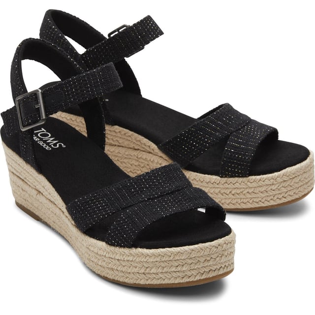 Breng het naar nieuwe hoogten in de Audrey platform sleehak met een enkelbandje met verstelbare gesp om het goed op zijn plaats te houden en een comfortabele Ortholite binnenzool om de hele dag te dragen.