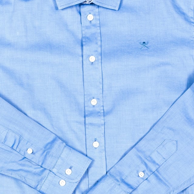 Boy's long sleeve shirt.
 Lapel collar.
 Button closure on the front.
 Embroidery of the brand logo on the upper front side.
 Cuffs with button closure.
 Hem detail, front back.
 Seams seen in tone.
 Composition: 100% cotton
 Care:
- Wash maximum at 30ºC.
 - Iron at medium temperature, max. 110ºC.
 - It is not allowed to use a dryer.
 - Do not use bleach.
 - Does not support dry cleaning.