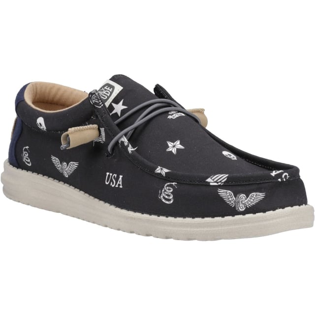Punk goes comfy in all the right ways with the Wally Stars n Skulls Print. A supportive kick with foam underfoot, embroidered logo patch on the heel,  and free-spirited style.