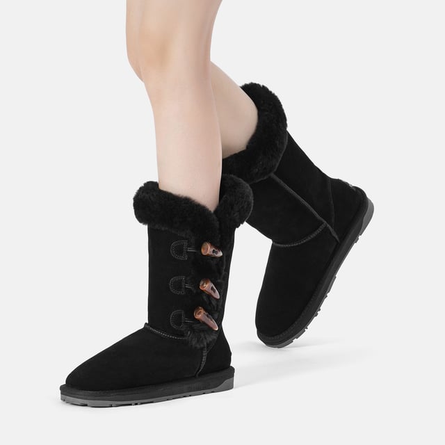 Confeccionadas con tres cierres de cuerno para un toque de estilo en el diseño clásico atemporal, las botas Ashy cuentan con una suela de doble capa ligera que ofrece tanto flexibilidad como durabilidad. Ya sea atadas o dobladas hacia abajo, los tres botones de cuerno permiten un estilo versátil para adaptarse a tus preferencias. Producto No. EAU3018 Descripción: Parte superior de piel de oveja de doble cara - Forro de lana de oveja - Suela de TPR