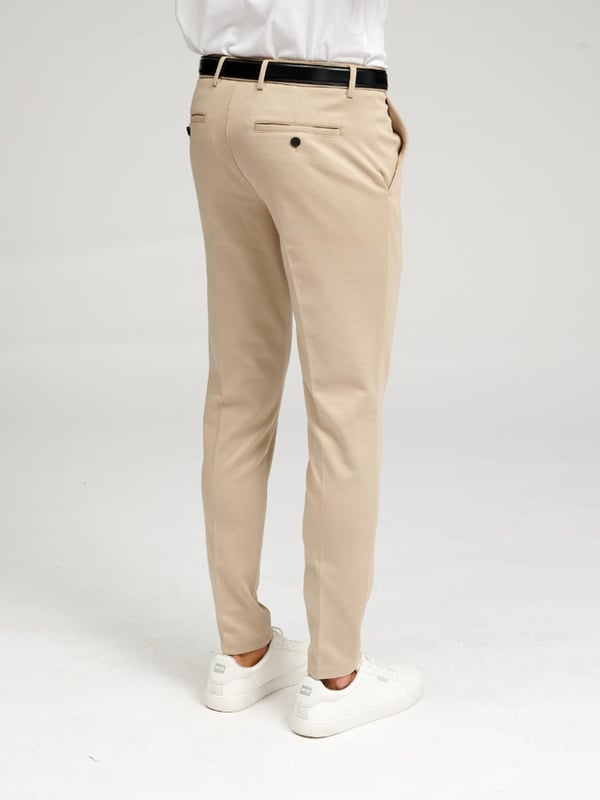 De originele Performance Pants™ zijn broeken met een stijlvolle uitstraling en uitstekende functionaliteit, zodat je de hele dag door kunt genieten van uitstekend comfort. Als je een stijlvolle en comfortabele look wilt bereiken, kies dan voor deze khaki broeken, omdat ze goed passen in elke garderobe en bij elke outfit. Als je hoge eisen stelt aan de functionaliteit en kwaliteit van je kleding, dan is de Perform Collection van TeeShoppen de juiste plek voor jou om te kijken. We hebben deze collectie ontwikkeld om de beste kleding voor jou te maken, gebruikmakend van materialen die zacht, comfortabel en rekbaar zijn, zodat je ze de hele dag kunt dragen.

Hier zie je broeken in de kleur khaki.

De broeken zijn slim fit. Het model is ook verkrijgbaar in Regular fit.

Welke maat hebben de broeken? Broeken kunnen worden geselecteerd in 35 verschillende maten. Zie en kies de maat onder "maat". De maten zijn aangepast voor mannen.

Over TeeShoppen: Bij TeeShoppen hebben we ons eigen productassortiment ontwikkeld. Het doel van ons assortiment is om je de mogelijkheid te geven om je garderobe aan te vullen met kleding die zowel basic als modern is. Maar ook al zijn de kleren basic, we hebben niet ingeboet op kwaliteit of ontwerp. Onze kleren zijn ontworpen om te werken voor verschillende gelegenheden, terwijl ze gemaakt zijn van kwaliteitsmaterialen die ervoor zorgen dat ze comfortabel zijn om te dragen. Wil je een tijdloze leverancier van mode voor zowel mannen als vrouwen? Dan ben je bij TeeShoppen aan het juiste adres. Bij TeeShoppen betaal je niet voor dure merken en kosten, alleen voor kwaliteit en service, wat voor ons belangrijk is. En net zoals de modewereld voortdurend verandert, breiden wij ook voortdurend ons assortiment uit.