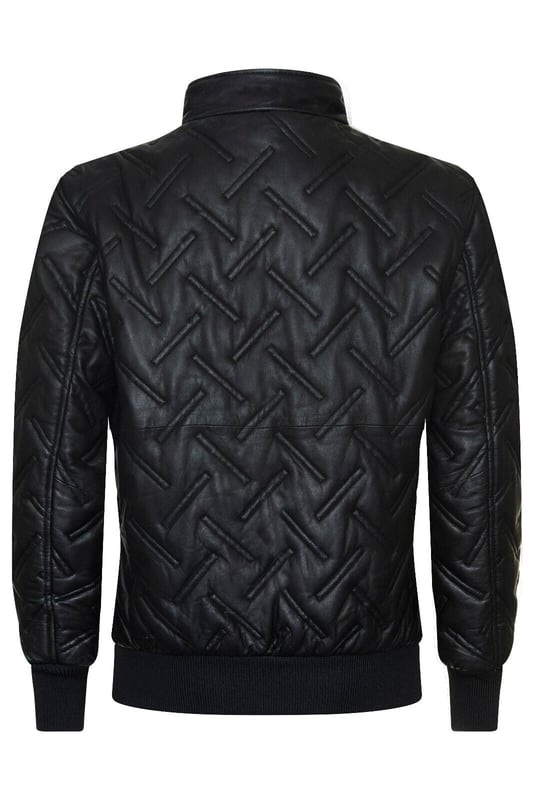 Introductie van onze langverwachte Infinity Signature Range, die twee jaar toegewijd vakmanschap en innovatie vertegenwoordigt. Ons nieuwste aanbod, het leren bomberjack, belichaamt luxe en functionaliteit. De unieke afwisselende diagonale quiltsteken zijn gemaakt van hoogwaardig schapennappaleer en zorgen voor zowel stijl als warmte. De gestroomlijnde UMZ-rits die doorloopt tot aan de opstaande kraag voegt een modern tintje toe, terwijl ribgebreide randen aan de zoom en manchetten warmte afdichten. Met twee handwarmerzakken met ritssluiting in de taille en drie binnenzakken in de met satijn gevoerde binnenkant, waarvan twee met ritssluiting voor de veiligheid en één met klittenband voor je mobiele telefoon, komen gemak en verfijning samen. Bereid je voor om je garderobe naar een hoger niveau te tillen met het toppunt van elegantie en kwaliteit. Belangrijkste ontwerpkenmerken: Nauwgezet vakmanschap en innovatie: Twee jaar toegewijd vakmanschap en innovatie zijn besteed aan het creëren van dit opmerkelijke jack. Premium schapennappaleer: gemaakt van het beste schapennappaleer voor kwaliteit en duurzaamheid. Strakke UMZ-rits en ribgebreide afwerking: de UMZ rits en ribgebreide afwerking voegen stijl toe en zorgen voor warmte. Meerdere zakken: met meerdere externe en interne zakken voor gemak en veiligheid. Luxe satijnen gevoerde binnenkant: de satijnen gevoerde binnenkant voegt een vleugje luxe toe, met doordachte designelementen voor extra functionaliteit