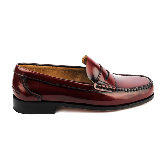 Nuestros Loafer siempre se diferencian del resto de la competencia… y en esta ocasiOn lo logramos de dos modos. En primer lugar  el Sotoalto Royal Flex estA cosido a mano y su piso es de cuero, pero utilizamos un cuero flexible, algo que dificilmente