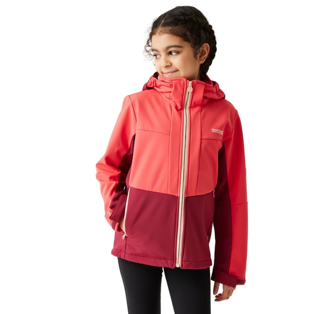 Regatta - "Haydenbury II" Softshelljacke für Kinder (Dunkel-Orange/Rot) Gewebe: Softshell, Stretch, gewebter Stoff. Design: Blockfarben, Logo. Rand: Reflektierend. Gewebetechnik: Atmungsaktiv, Wasserabweisend, Leicht, Wasserfest, windbeständig, winddicht, XTP. Mit Kapuze. Langärmlig. Bündchen: Klettverschlusslasche. Reißverschlussschutz. Kapuzenmerkmale: Abnehmbar, Elastisch. Taschenart: Zwei Taschen unten, Reißverschluss. Durchgehender Reißverschluss. Atmungsaktivitätsbewertung: 10000. Saum: anpassbar. Nachhaltigkeit: Aus recyceltem Material. 158: 81,28 cm. 164: 84 cm. 128: 66 cm. 140: 72,4 cm. 146-152: 78,74 cm. 104: 57,15 cm. 116: 61 cm. 170-176: 90,17 cm.