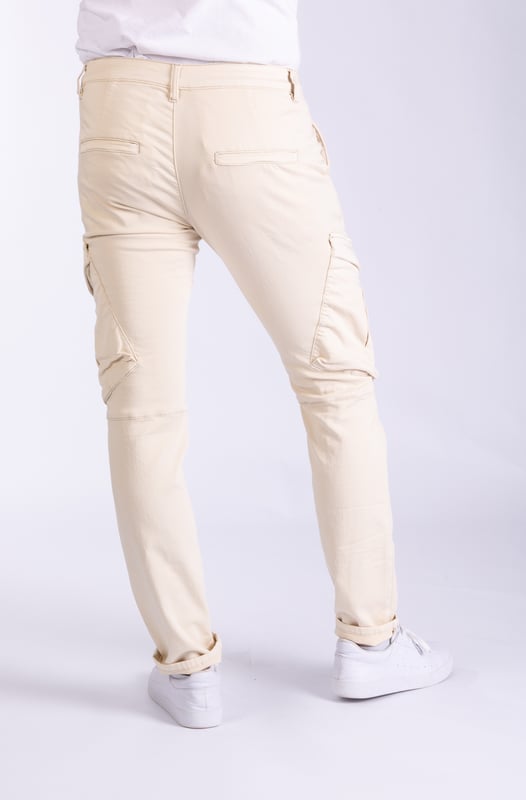 Diese Non-Denim Hose in Slim-Fit-Form hat einen mittelhohen Bund und zwei aufgesetzte Cargotaschen an den Oberschenkeln. Erhältlich in den Farben Braun, Navy und Sand.