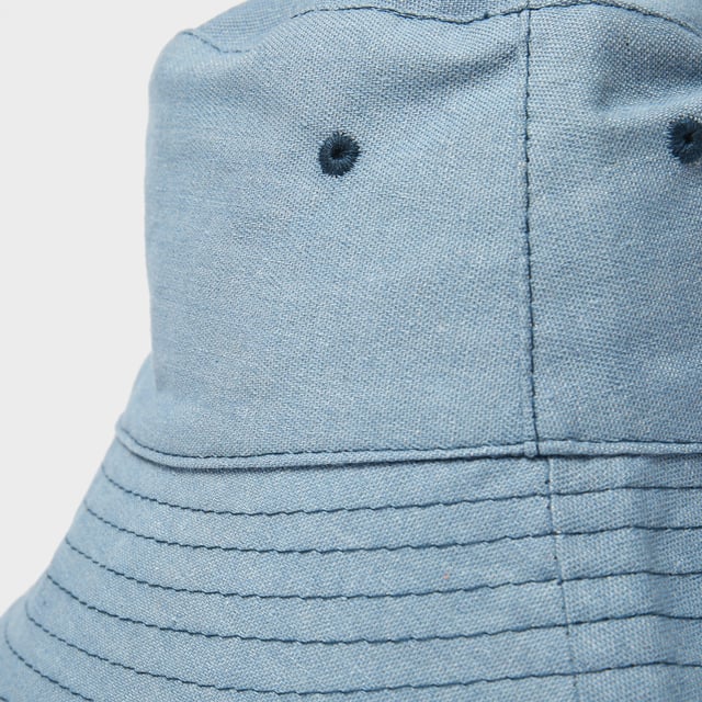 Enjoy sunny days in comfort and safety with this fun bucket hat from Peter Storm. The hat's bucket shape has been designed to shield you from the sun, with a wide brim to shade your face and let you stay out in the sun for longer. - Casual and comfortable sun hat from Peter Storm - Bucket design with wide brim for extra sun cover - 100% cotton face material and lining - Recommended activity - walking / travelling / every day wear