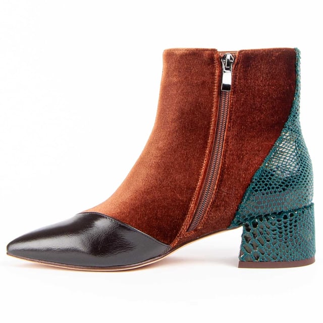 Women's ankle boots with heel. Comfortable fit. Cushioned natural leather insole. Manufactured by other brands for our brand. Approximate measurements: 6 cm heel, 14 cm high and 10 cm wide.