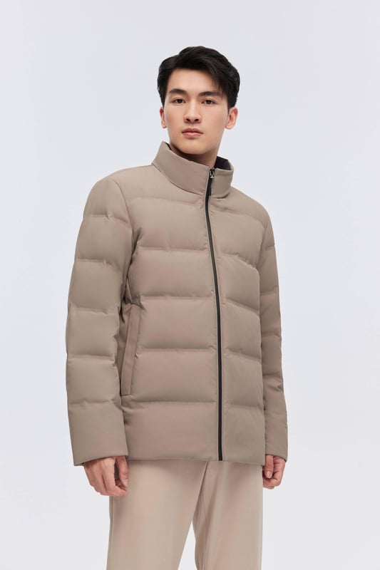 The Men's Classic Business Goose Down Jacket offers both warmth and elegance. With its luxurious 700+ fill goose down, heat-retaining lining, and showerproof seams, it ensures comfort in any weather. The sleek stand-up collar and refined design make it perfect for a professional, polished look.