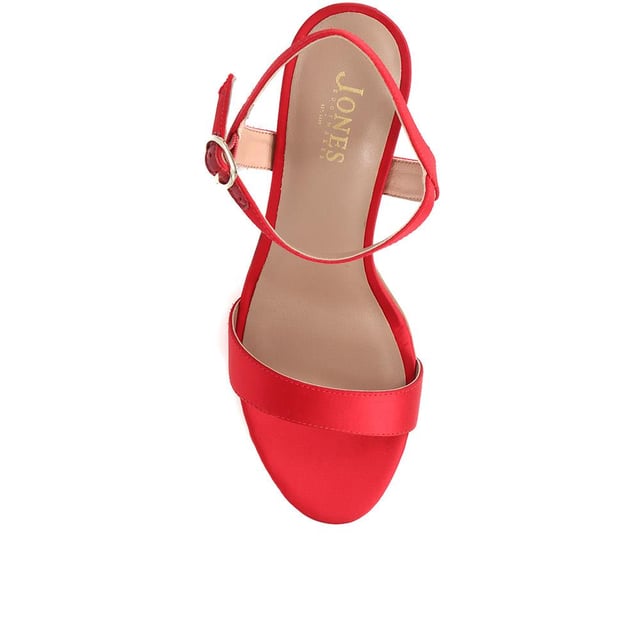 Strut into style with satin elegance. Classic cut meets undeniable allure, creating sandals that are always on the guest list. Crafted with full leather linings, our KINSLEY stiletto sandals combine cushioned comfort with timeless tailoring. Every party deserves a touch of timeless glamour.