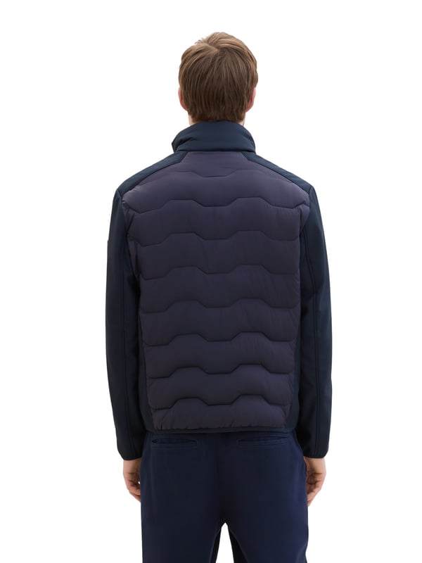 De Tom Tailor gewatteerde jas voor heren combineert stijlvolle functionaliteit met een hoog draagcomfort. Hij is uitgerust met een praktische opstaande kraag en een ritssluiting over de hele lengte, waardoor hij niet alleen makkelijk in gebruik is, maar ook beschermt tegen de wind. Twee steekzakken en een borstzak met ritssluiting bieden voldoende opbergruimte voor kleine spullen. De jas met lange mouwen is gemaakt van hoogwaardige materialen en belooft zowel duurzaamheid als een comfortabel gevoel. Dankzij het moderne ontwerp is het perfect voor dagelijks gebruik en biedt het betrouwbare bescherming bij koele temperaturen. Dit gewatteerde jack combineert comfort en stijl op de best mogelijke manier.
