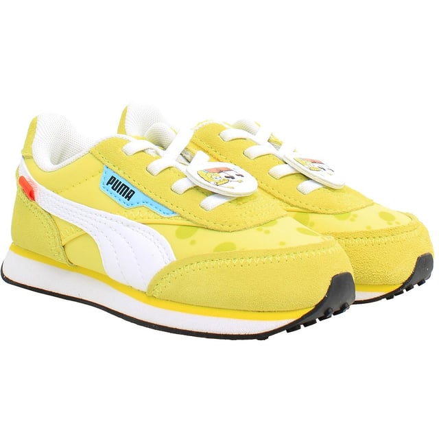 Zapatillas Amarillas Puma Future Rider SpongeBob para Niños, una encantadora colaboración entre Puma y la querida serie animada Bob Esponja. Estas zapatillas combinan elementos de diseño vibrante con comodidad y funcionalidad, convirtiéndolas en la elección perfecta para los jóvenes fans del programa.

Características Clave:

Colaboración con Bob Esponja: Celebrando los icónicos personajes e imágenes de la serie Bob Esponja, estas zapatillas presentan detalles divertidos con la temática de Bob Esponja que encantarán a los niños y a los fans por igual. Desde el propio Bob Esponja hasta sus amigos y escenas icónicas, estas zapatillas capturan el espíritu de la amada caricatura.

Silhouette Future Rider: Inspiradas en la clásica silueta Future Rider de Puma, estas zapatillas ofrecen un diseño retro con actualizaciones modernas. La construcción robusta pero liviana proporciona comodidad y soporte para un uso durante todo el día.

Marca SpongeBob: Desde acentos sutiles hasta gráficos audaces, estas zapatillas cuentan con la marca de SpongeBob en todo su diseño, mostrando los queridos personajes e imágenes del programa. Los niños pueden demostrar su amor por Bob Esponja con cada paso.

Deja que tus pequeños se sumerjan en la diversión y la aventura con las Zapatillas Amarillas Puma Future Rider SpongeBob para Niños. Combinando un diseño juguetón con comodidad y funcionalidad, estas zapatillas seguramente se convertirán en un favorito para los niños que aman a Bob Esponja.